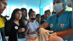 Ciencia y salud en feria vocacional para escolares