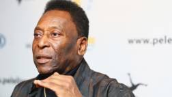 Pelé es operado e internado por problema en la próstata
