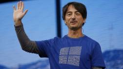 Ejecutivo de Microsoft escondió cuatros mensajes en este polo