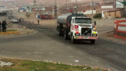 Tránsito vehicular se restablece lentamente en Mollendo