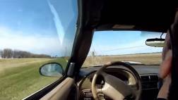 YouTube: Conductor choca su Mustang tras desmayarse