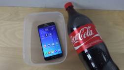 YouTube: ¿qué pasa cuando "ahogas" un Galaxy S6 en Coca Cola?