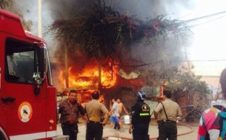 Incendio en Villa El Salvador consumió cuatro viviendas