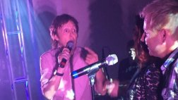 Paul McCartney sorprendió cantando en fiesta de graduación