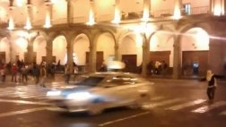 Tía María: jóvenes marchan y atacan autos en plaza de Arequipa