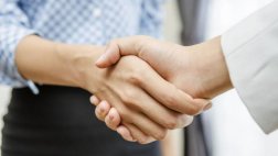 Medir la fuerza de la mano ayudaría a predecir riesgo cardíaco