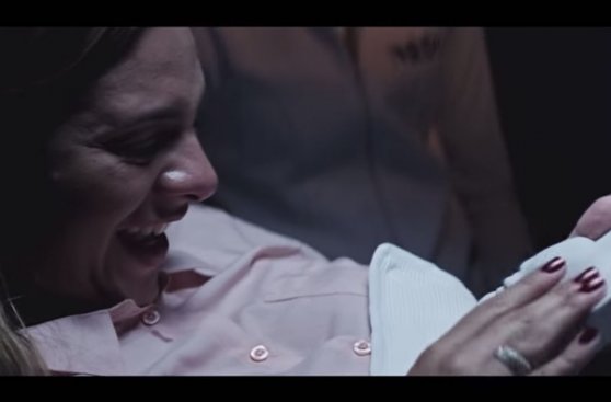 Momento hermoso: Mujer puede ‘tocar’ a su hijo antes de nacer
