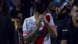 Vergonzoso: hinchas de Boca tiraron gas a jugadores de River