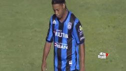 Ronaldinho se molestó al ser cambiado en victoria de Querétaro