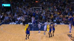NBA: Stephen Curry y un ‘triplazo’ desde su propia cancha