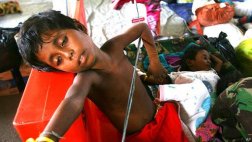 Inmigrantes en Indonesia: "Cien murieron en peleas por comida"