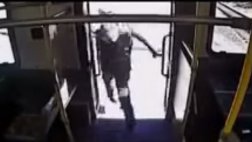 YouTube: Pasajeros escapan de un bus antes de chocar con tren