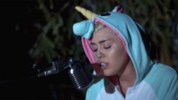 Miley Cyrus comparte en Facebook canción para su pez muerto