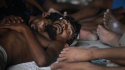 Pelea en un barco varado lleno de inmigrantes deja 100 muertos