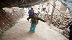 Niño con Síndrome de Down era atado del cuello por su madre