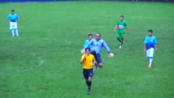 Copa Perú: tackle criminal de arquero a un árbitro (VIDEO)