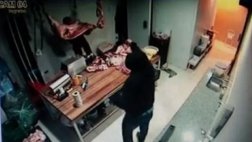 Robó una carnicería y como no había dinero se llevó medio cerdo