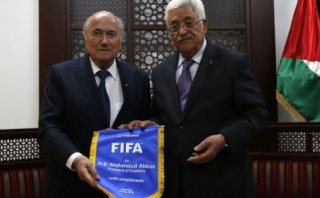 Palestinos insisten a Blatter de suspender a Israel de la FIFA