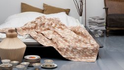 Duerme rodeado de madera tapándote del frío con esta manta