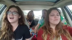 YouTube: ¿Por qué no usar un palo de selfie mientras se maneja?