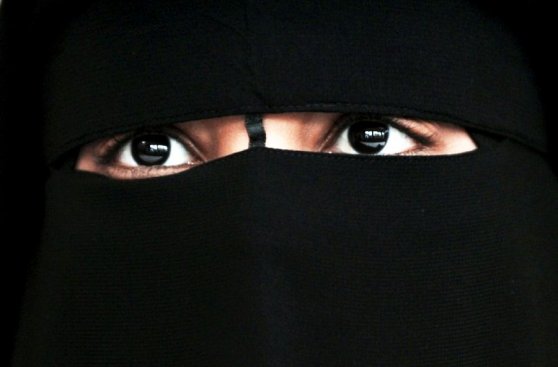 Holanda prohíbe uso del burka y niqab en escuelas y hospitales