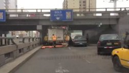 Camión atascado en puente de Av. Brasil con cartel ‘solo autos’
