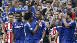 Drogba salió del campo cargado como 'rey' por sus compañeros