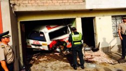 VMT: combi choca contra una vivienda y mata a dos personas