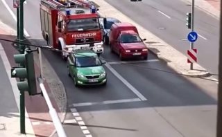 YouTube: Conductor no le cede el paso a camión de bomberos