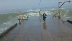 Chincha: pescador se aferra a poste y soporta potente ola