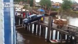 LiveLeak: Te impresionará como pasan esta Hilux a un barco