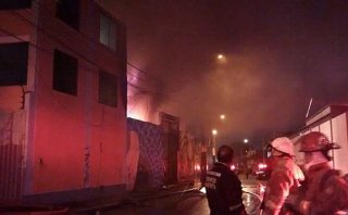 Incendio destruyó almacén de colchones en Chorrillos