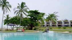 YouTube: ¿Cómo atravesar una piscina con una moto?