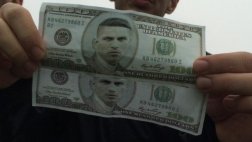 Hinchas de Corinthians muestran a Paolo Guerrero en billete
