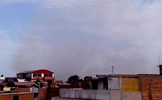 SMP: incendio de basural afecta viviendas en ribera del Rímac