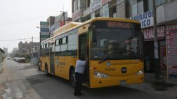 Cuatro heridos en choque de combi y bus del Metropolitano