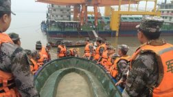 China: Un barco naufraga con más de 450 pasajeros a bordo