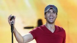 Enrique Iglesias será operado tras sufrir cortes por dron