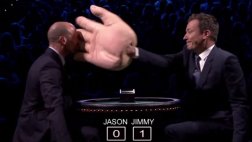 Jimmy Fallon cacheteó al actor Jason Statham (VIDEO)
