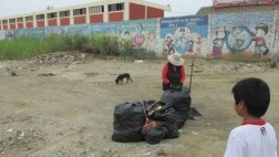 Chimbote: alumnos bloquean vía para exigir erradicar basural