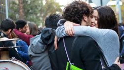 Chile: Estudiantes realizaron "besatón" contra de la violencia
