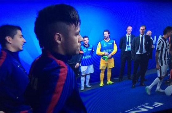 Luis Suárez y Patrice Evra se dieron la mano antes de la final