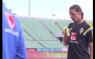 Zlatan Ibrahimovic molestó a periodista con cáscara de plátano