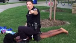 EE.UU.: Renunció policía que atacó a jóvenes negros en piscina