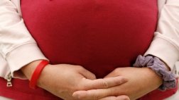 Mujer da a luz gracias a trasplante de su propio ovario