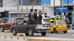 Fiscalizadores viajan en tolva de vehículos sin placa de rodaje