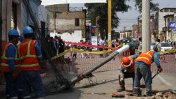 Rímac: peso de cables ocasionó caída de poste sobre comerciante