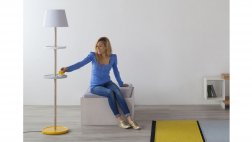 Decora con una lámpara que se convierte en una mesa auxiliar