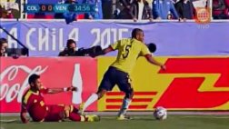 Colombia vs. Venezuela: jugada violenta que no acabó en roja