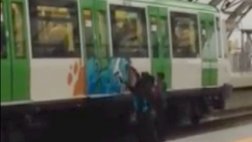 Metro de Lima: jóvenes entran a vías para vandalizar un tren